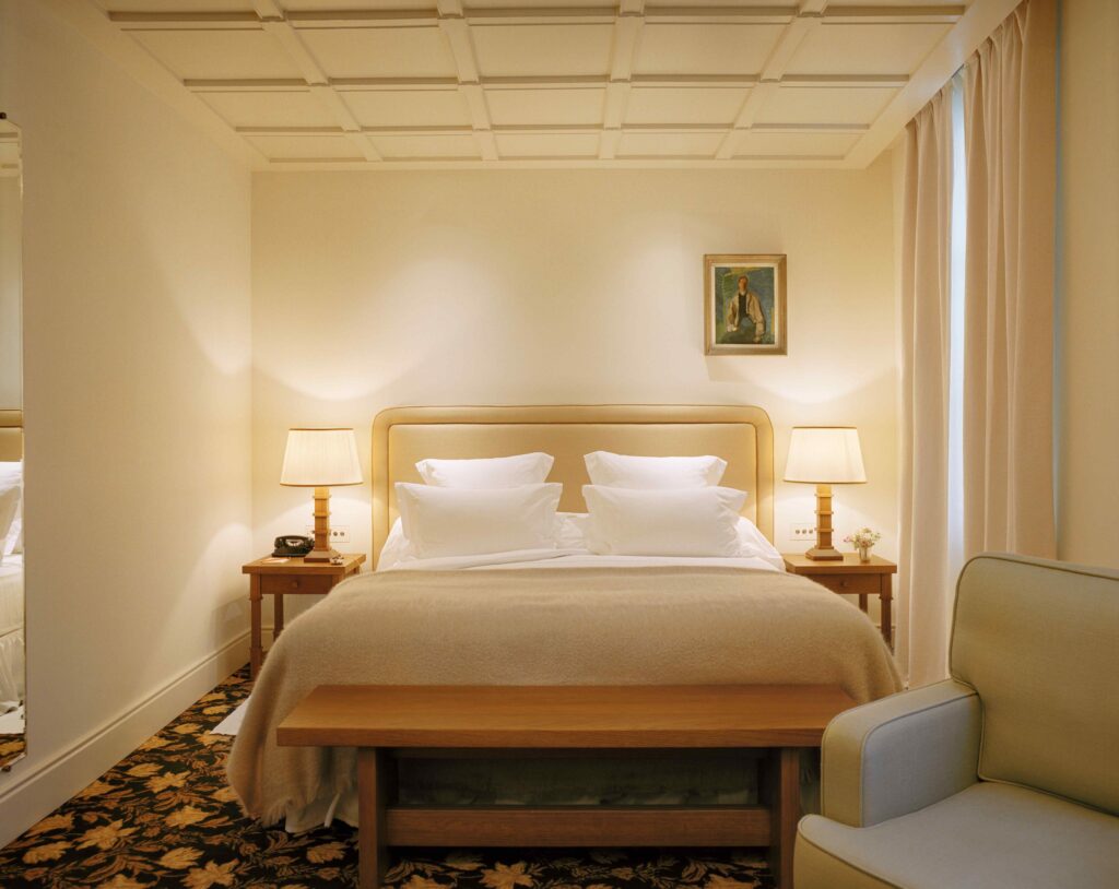 Les chambres de l'hôtel Château Voltaire à Paris