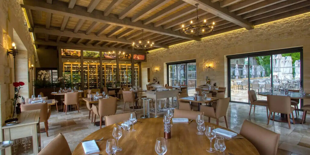 hôtel Domaine de Monrecour Dordogne restaurant intérieur