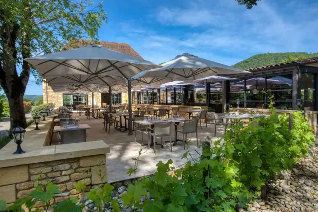 hôtel Domaine de Monrecour Dordogne restaurant extérieur