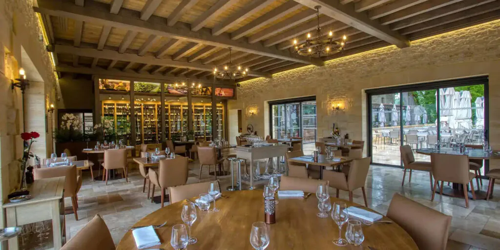hôtel Domaine de Monrecour Dordogne restaurant intérieur