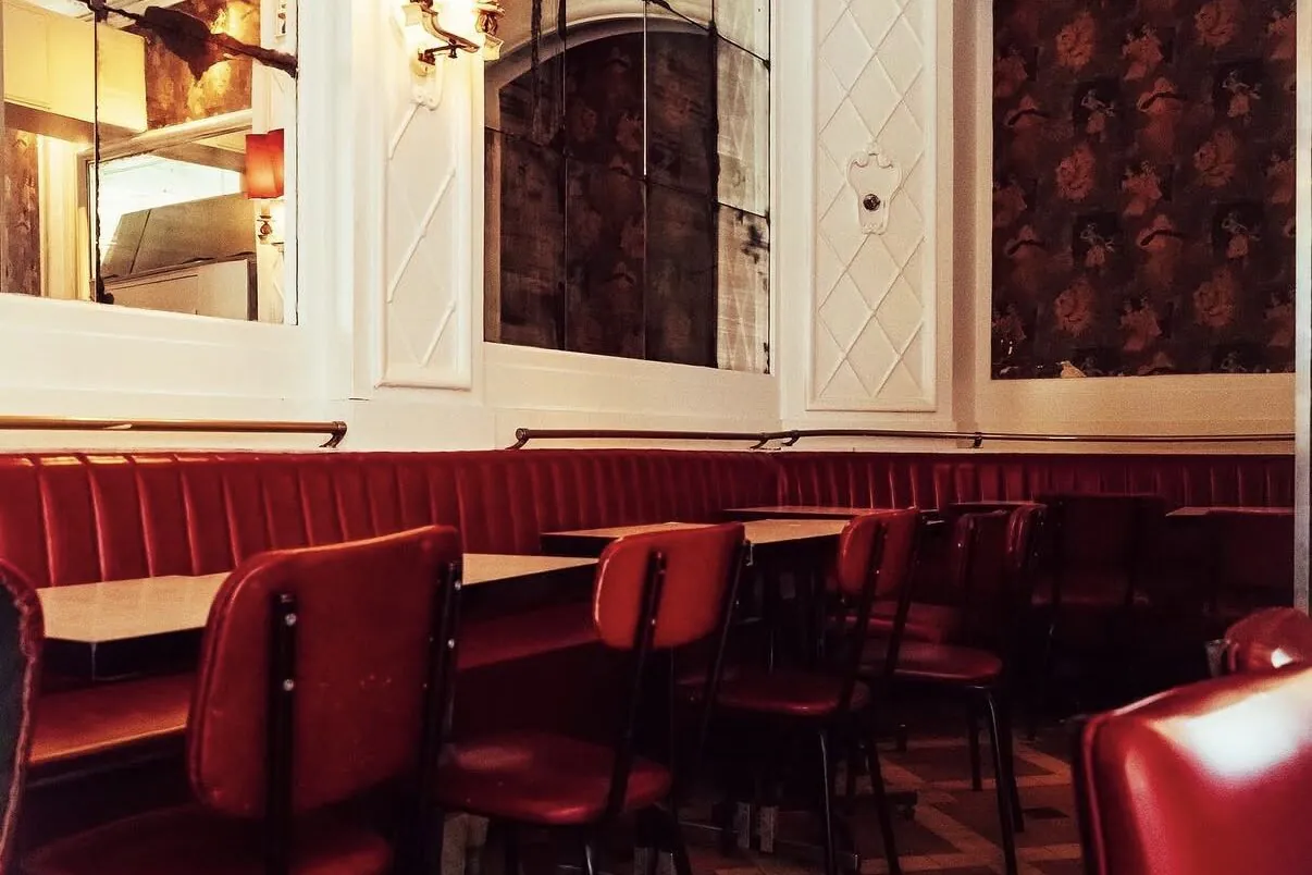 Chez Jeannette Paris Table